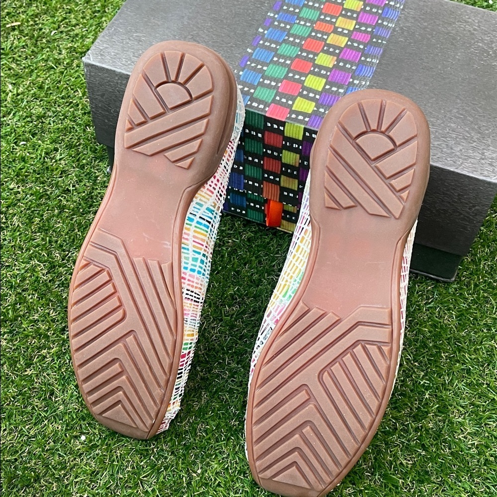 😁 Bernie MEV. Women's Colorful Woven Flats 🥿 Will go with just about anything 😁 - Picture 5 of 11